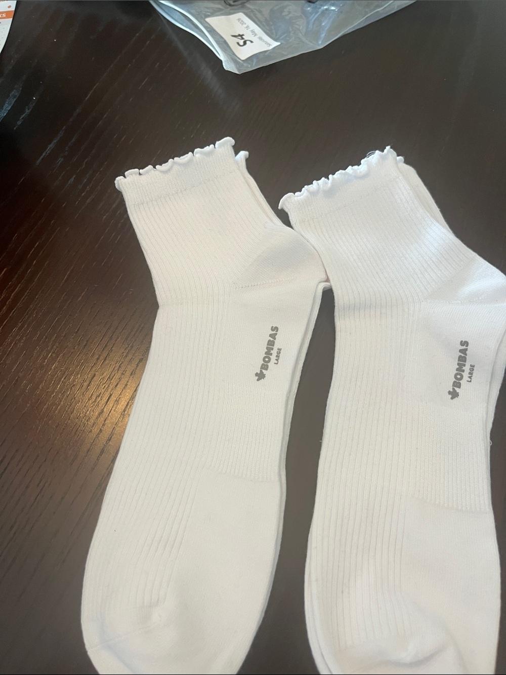 NWOT Bombas White Ribbed Crew Socks with Ruffle Cuff